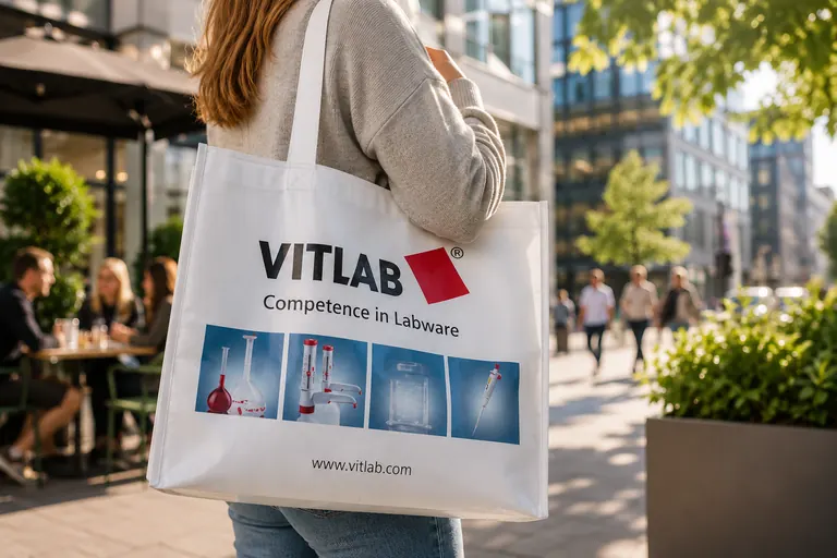 Laborbedarf – Vollflächiger Digitaldruck, weiße PP-Woven-Tasche Frau trägt eine weiße RPET-Woven-Einkaufstasche mit vollflächigem Digitaldruck und Produktfotos – Sonderanfertigung für ein Laborbedarf-Unternehmen
